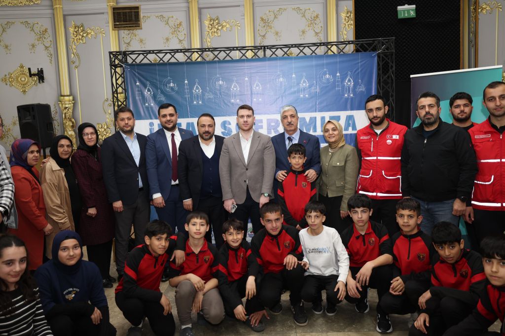 D�LOVASI�NDA GEN�LER AYNI SOFRADA BULU�TU