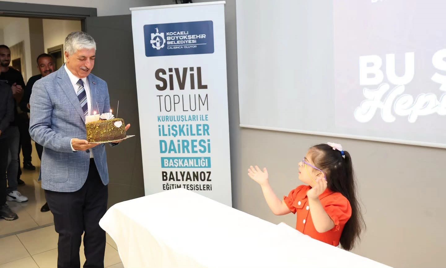 Ba�kan �mero�lu, Zeynep Azra�n�n Mutlulu�una Ortak Oldu