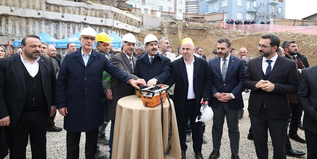 D�LOVASI KENT MEYDANI PROJESݴN�N TEMEL� ATILDI