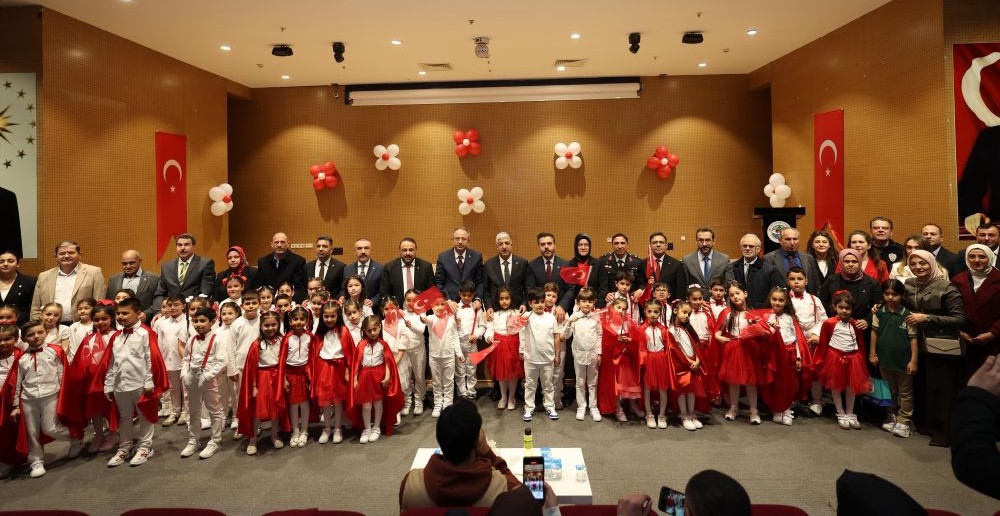 D�LOVASI�NDA 23 N�SAN CO�KU �LE KUTLANDI